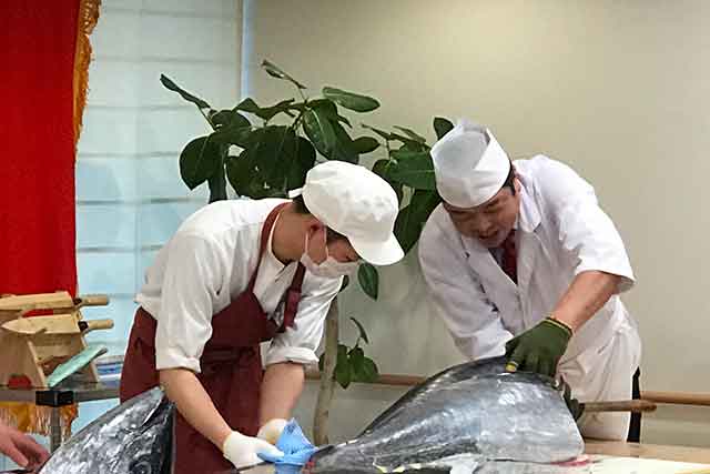 イベント　マグロ解体ショー